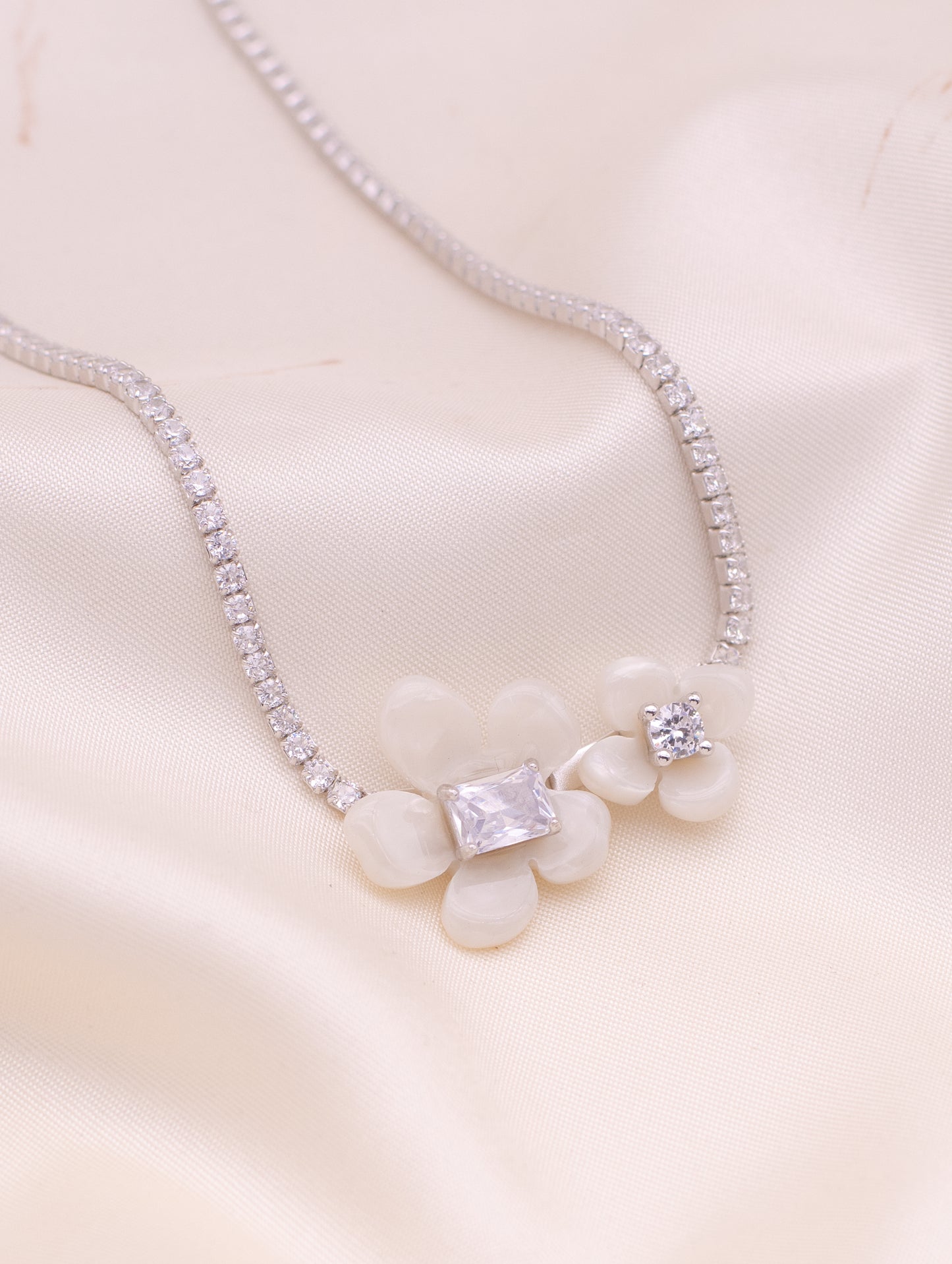 Siyajewelly Elegant White Floral Crystal Necklace – Silver Tone Sparkling Flower Necklace for Women