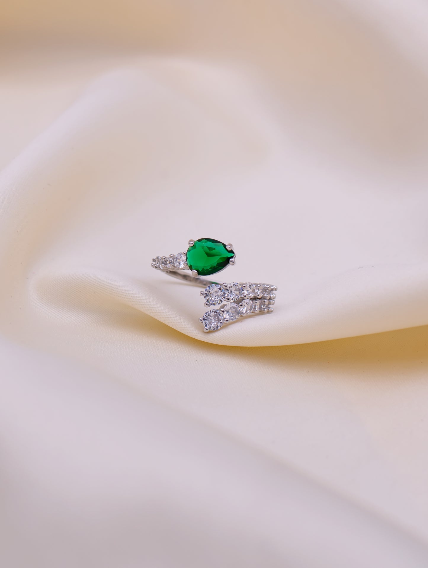 Siyajewelly Emerald Green Teardrop Crystal Statement Ring – Silver Tone Sparkling Ring for Women